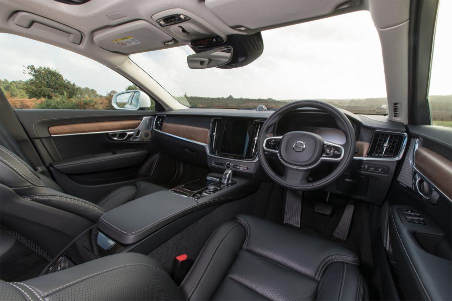 Интерьер Volvo V90 T8 Inscription 2017 года  (UK) (фото 11 из 28)